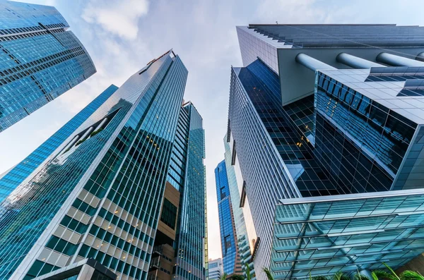 Wolkenkrabbers in financiële district van singapore — Stockfoto