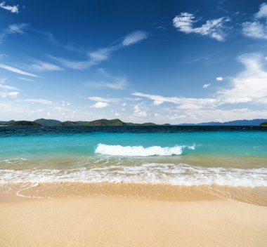 Beyaz kumsal ve mavi gökyüzü