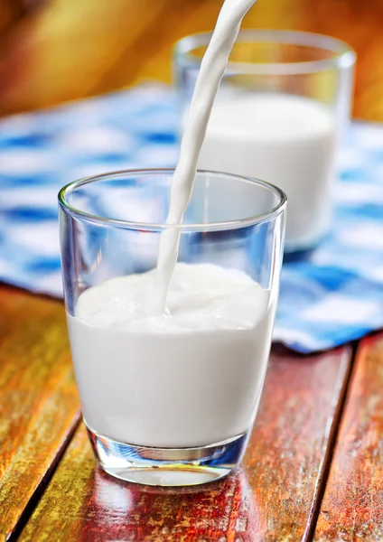 Стакан коровьего молока на столе — стоковое фото