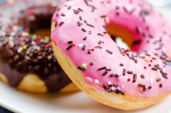 Donuts frescos en el fondo de la naturaleza — Foto de Stock