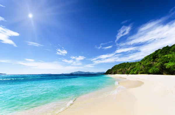 Plage de sable blanc et ciel bleu — Photo