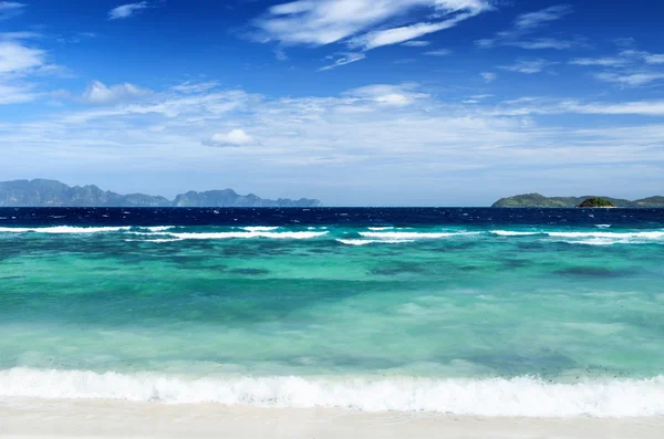 Praia de areia branca e céu azul — Fotografia de Stock