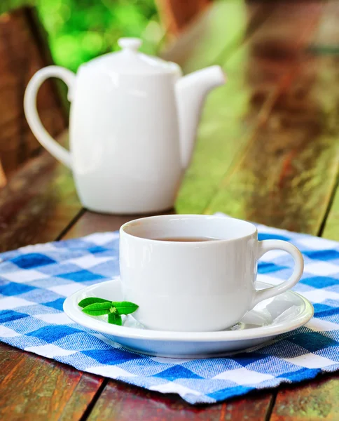 Kopje thee op houten tafel — Stockfoto