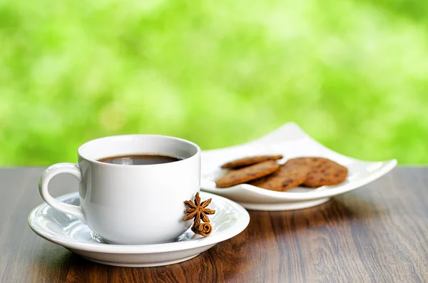 Galletas de café y avena sobre fondo natural — Foto de Stock