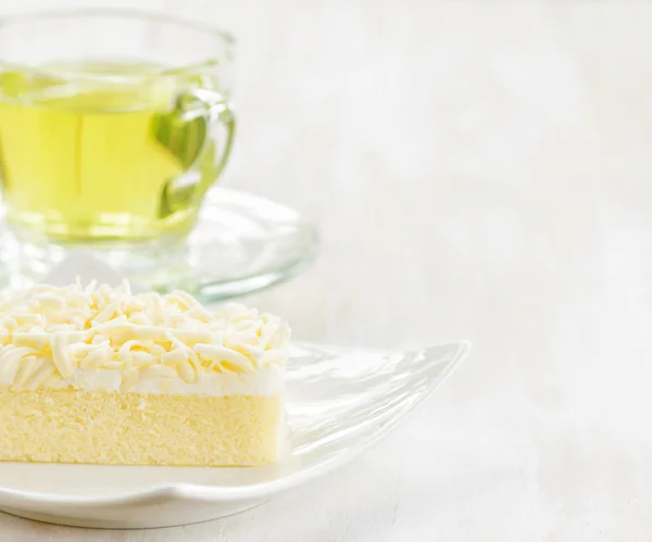 Šálek bylinného čaje a čerstvé koláče — Stock fotografie
