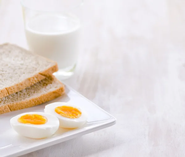 Boiled eggs, toasts and glass of milk — Stock Photo, Image
