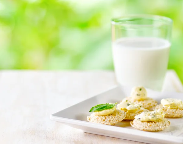 Plusieurs canapés et verre de lait — Photo