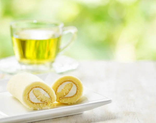 Beker van kruiden thee en vers gebak — Stockfoto