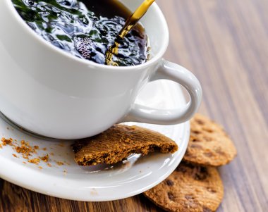 ahşap masa kahve ve yulaf ezmesi kurabiye