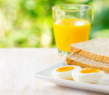 haşlanmış yumurta, tost ve portakal suyu.
