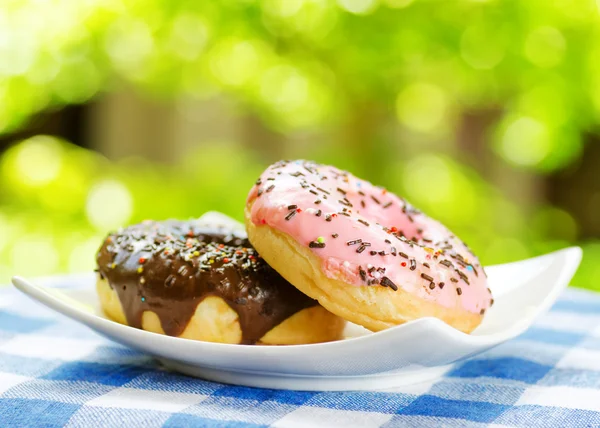 Donuts frescos en el fondo de la naturaleza —  Fotos de Stock