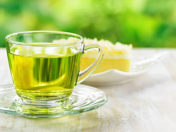 Tasse Kräutertee und frischer Kuchen — Stockfoto