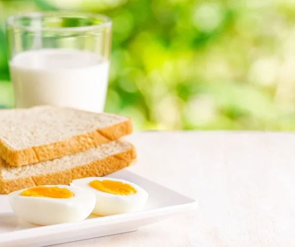 Gekookte eieren, toast en glas melk — Stockfoto