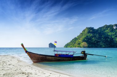 Temiz su ve mavi gökyüzü