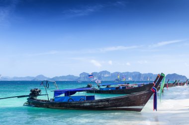 Temiz su ve mavi gökyüzü