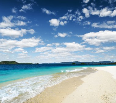 Beyaz kumsal ve mavi gökyüzü