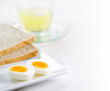 haşlanmış yumurta, tost ve çay.