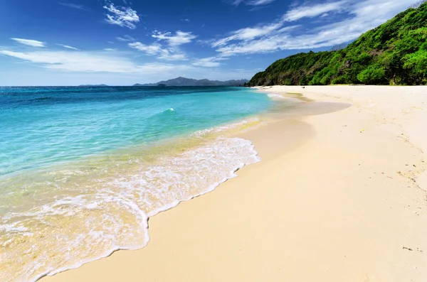 Spiaggia di sabbia bianca e cielo blu — Foto Stock