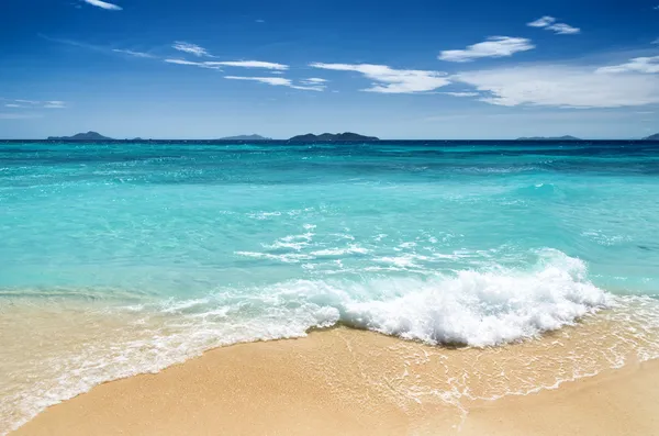 White sand beach and blue sky — Stock Photo, Image