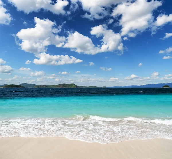 Praia de areia branca e céu azul — Fotografia de Stock