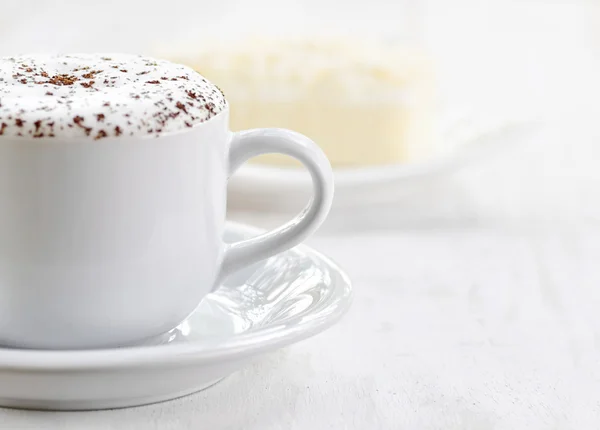 Tasse de café et gâteau frais — Photo