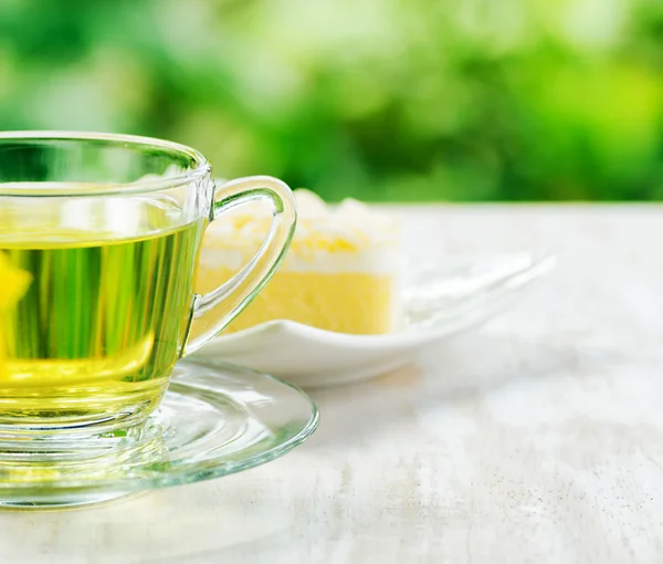 Tasse Kräutertee und frischer Kuchen — Stockfoto