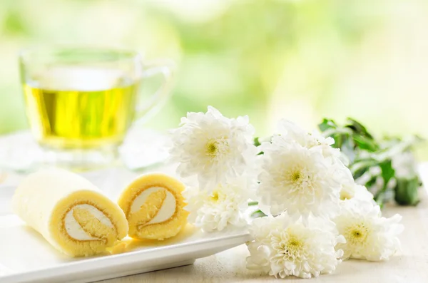 Cup of herbal tea and fresh cake — Stock Photo, Image