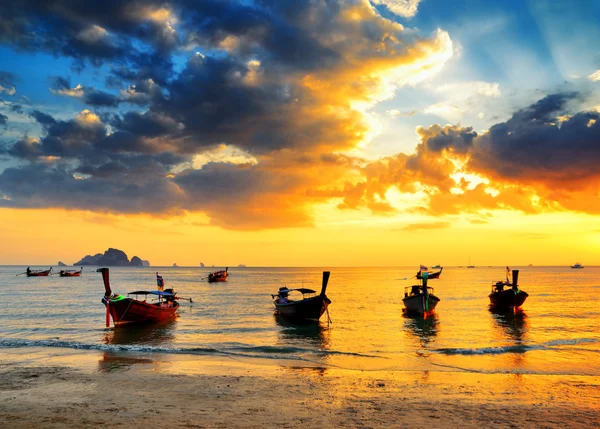 Traditionelle thailändische Boote am Strand bei Sonnenuntergang — Stockfoto