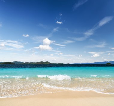 Beyaz kumsal ve mavi gökyüzü