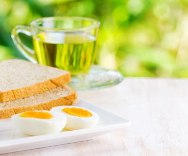 haşlanmış yumurta, tost ve çay.