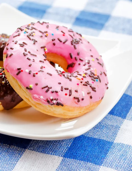 Verse donuts op aard achtergrond — Stockfoto