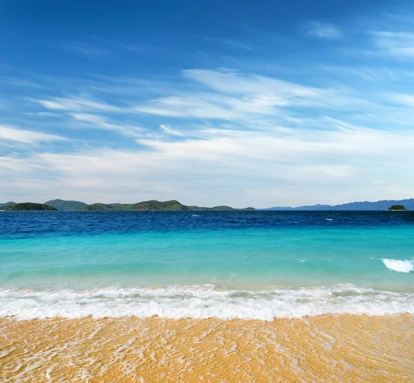 Praia de areia branca e céu azul — Fotografia de Stock