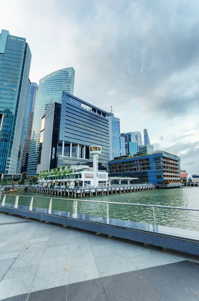 Wolkenkrabbers in financiële district van singapore — Stockfoto