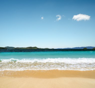 Beyaz kumsal ve mavi gökyüzü