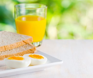 haşlanmış yumurta, tost ve portakal suyu.