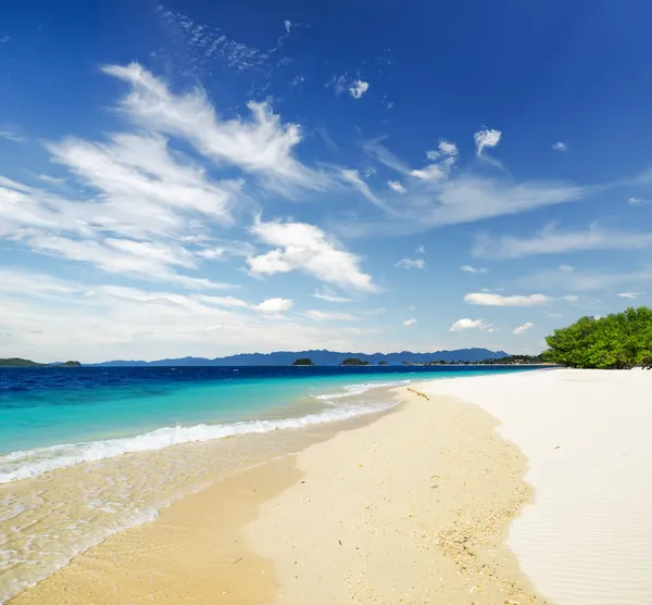 Vit sandstrand och blå himmel — Stockfoto