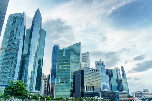 Wolkenkrabbers in financiële district van singapore — Stockfoto