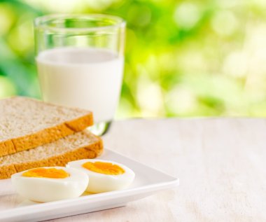 haşlanmış yumurta, tost ve bir bardak süt