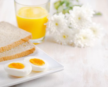haşlanmış yumurta, tost ve portakal suyu.