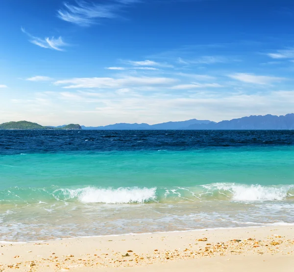White sand beach and blue sky — Stock Photo, Image
