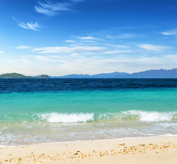 Spiaggia di sabbia bianca e cielo blu — Foto Stock