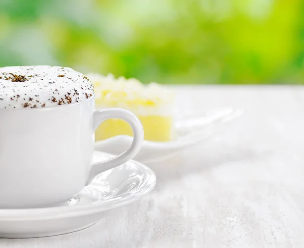 Taze kek ve kahve fincan — Stok fotoğraf