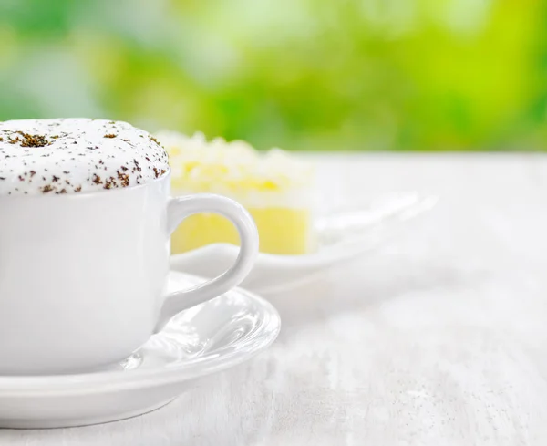 Tasse de café et gâteau frais — Photo