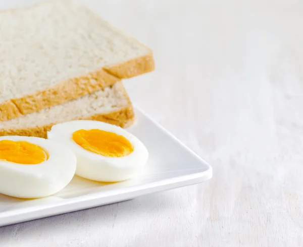 Œuf bouilli et toasts sur assiette blanche — Photo