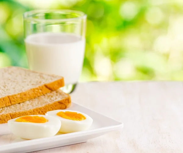 Gekochte Eier, Toast und ein Glas Milch — Stockfoto