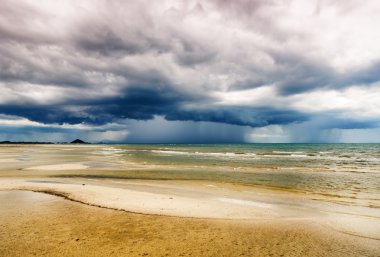 gelgit fırtınalı gökyüzü ve plaj