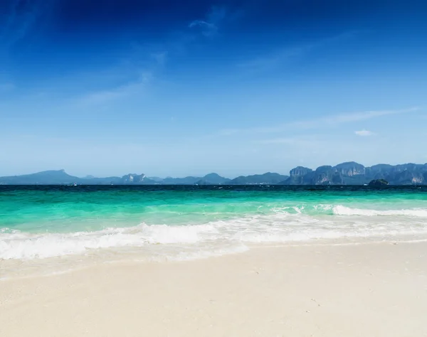 Clear water and blue sky — Stock Photo, Image