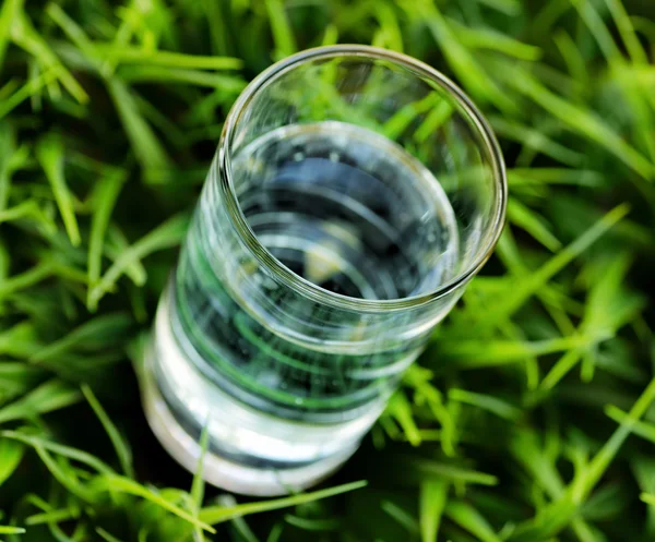 Glas Wasser auf Naturhintergrund — Stockfoto