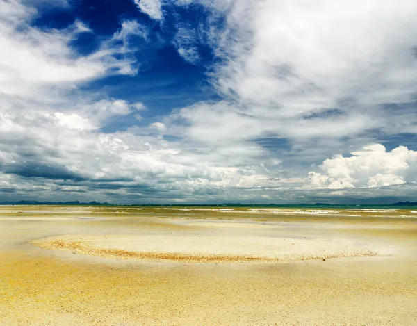 Beautiful sky and beach at low tide — Stock Photo, Image
