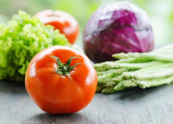 Varias verduras en mesa de madera — Foto de Stock